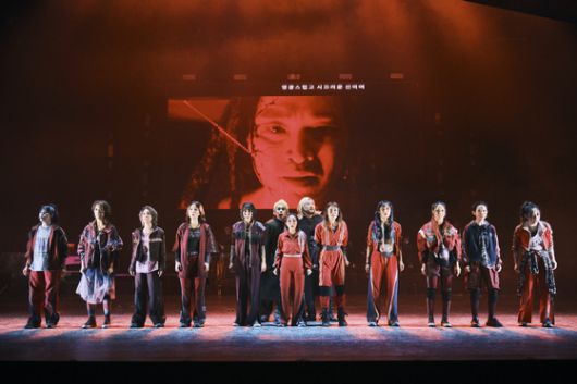 고대 그리스 비극을 그린 연극 ‘안트로폴리스’ 5부작 중 1부인 '프롤로그/디오니소스’ 공연 모습. 사진 국립극단