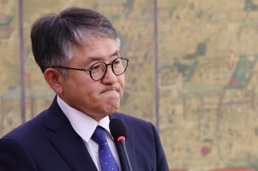 이재필 궁능유적본부장이 16일 서울 여의도 국회에서 열린 2025년도 국가유산청 등에 대한 문화체육관광위원회 국정감사에서 김건희 여사의 종묘 차담회 논란과 관련한 의원의 질의를 듣고 있다. 연합뉴스