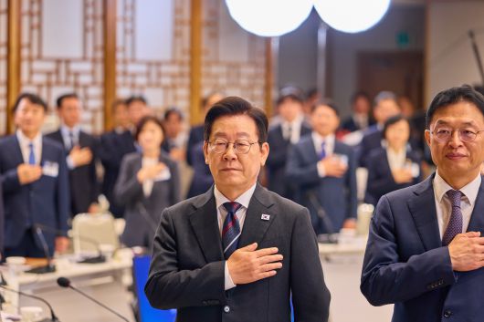 이재명 대통령이 지난 16일 서울 용산 대통령실 청사에서 열린 제2차 핵심규제 합리화 전략회의에서 국민의례를 하고 있다. 사진 대통령실