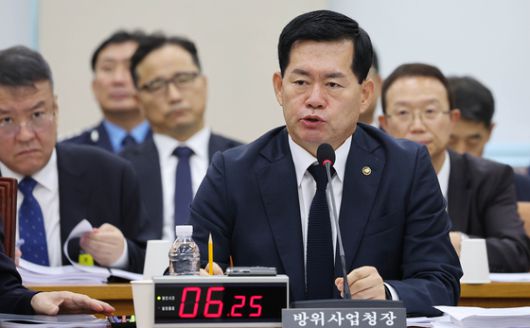 석종건 방위사업청장이 17일 국회 국방위원회에서 열린 방위사업청 등에 대한 국정감사에서 의원들 질문에 답하고 있다. 임현동 기자