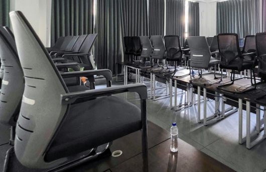 16일 캄보디아 따께오주(州)에 있는 웬치 내부에 들어가 보니 범죄조직이 사용한 것으로 보이는 의자와 책상 등이 남아 있었다. 따께오=이영근 기자