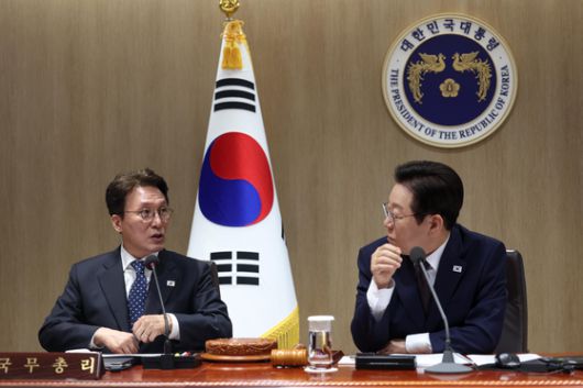 이재명 대통령과 김민석 국무총리가 14일 오전 서울 대통령실에서 열린 제45회 국무회의에서 대화를 하고 있다. 대통령실사진기자단