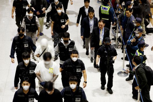 캄보디아 송환 대상자의 가족으로 추정되는 인물이 호송되는 피의자들에게 다가가 말을 걸다가 제지당하고 있다. 김정재 기자