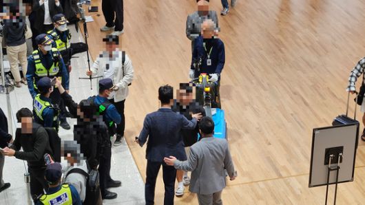 캄보디아 송환 대상자들을 호송하기 위해 대기중인 검은색 승합차 23대. 김정재 기자