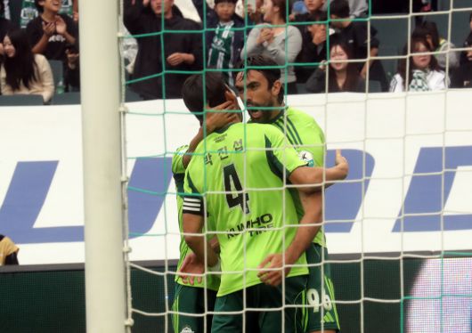 전북 현대 콤파뇨가 선제골을 넣은 뒤 환호하고 있다. [연합뉴스]