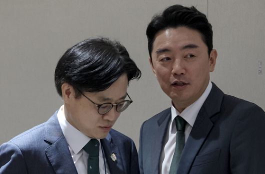 강훈식 대통령비서실장(오른쪽)과 김정관 산업통상부 장관이 14일 서울 용산 대통령실 청사에서 열린 국무회의에서 대화하고 있다. 대통령실사진기자단