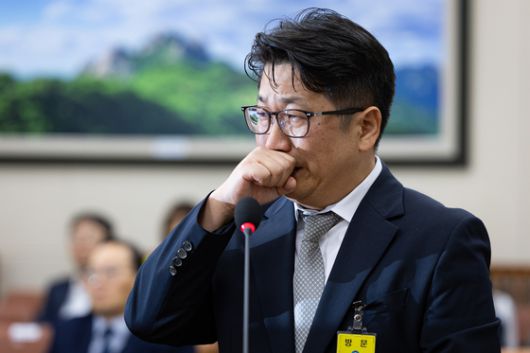 문지석 검사가 지난 15일 서울 여의도 국회에서 열린 기후에너지환경노동위원회 고용노동부 등에 대한 국정감사에 쿠팡CFS 퇴직금 미지급 검찰 수사 관련 참고인으로 출석해 의원 질의에 답변 중 눈물을 삼키고 있다. 뉴스1