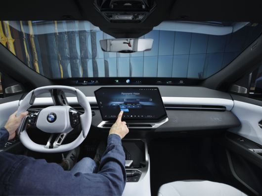 iX3는 창문 아래 띠모양 디스플레이와 HUD에 주행관련 정보를 띄운다.