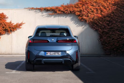 신형 iX3의 뒷모습.