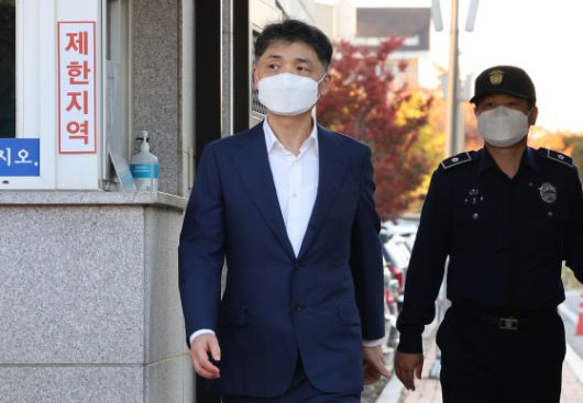 SM엔터테인먼트 시세조종 의혹으로 구속 수감됐던 김범수 카카오 미래이니셔티브센터장이 지난해 10월 31일 오후 서울 구로구 서울남부구치소에서 보석으로 석방돼 나오고 있다. 뉴스1