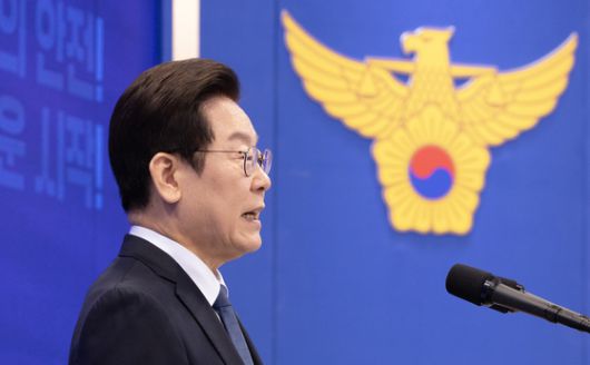 이재명 대통령이 21일 서울 서대문구 경찰청에서 열린 80주년 경찰의 날 기념식에 입장하며 올해의 경찰영웅 가족들과 인사를 하고 있다. 전민규 기자