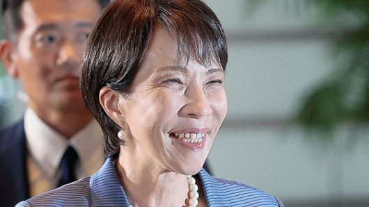 다카이치 사나에 새 일본 총리가 총리 지명선거에서 승리하자 자리에서 일어나 의원들의 박수를 받고 있다. AP=연합뉴스