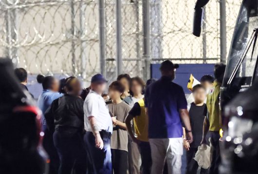 이민단속으로 체포됐던 현대차-LG엔솔 배터리공장 건설 현장 직원들이 애틀란타 공항으로 향하기 위해 9월 11일(현지시간) 미국 조지아주 포크스턴의 이민세관단속국(ICE) 구금시설을 나서며 버스에 탑승하고 있다. 연합뉴스