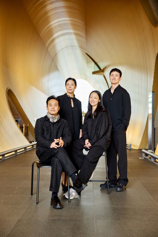 '입센 3부작' 중 첫 작품 '유령들'을 무대에 올린 양손 프로젝트 멤버들. 손상규, 양조아, 박지혜, 양종욱(왼쪽부터). 사진 LG아트센터