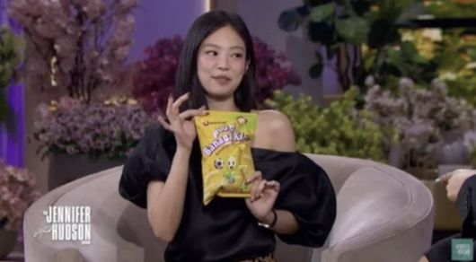제니가 미국 예능 방송에 출연해 바나나킥을 소개하는 모습. 커뮤니티 캡처
