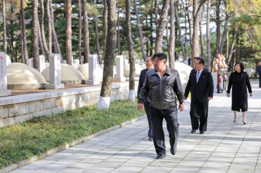 북한 노동당 기관지 노동신문은 25일 "김정은 동지가 중국인민지원군 조선전선(6·25전쟁) 참전 75돌 즈음해 지난 24일 평안남도 회창군에 있는 중국인민지원군 열사릉원을 찾으시고 열사들에게 숭고한 경의를 표했다"라고 보도했다. 노동신문=뉴스1