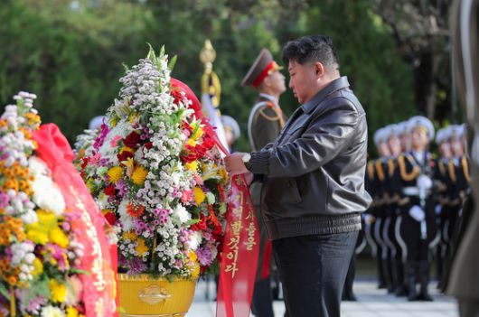 북한 노동당 기관지 노동신문은 25일 "김정은 동지가 중국인민지원군 조선전선(6·25전쟁) 참전 75돌 즈음해 지난 24일 평안남도 회창군에 있는 중국인민지원군 열사릉원을 찾으시고 열사들에게 숭고한 경의를 표했다"라고 보도했다. 노동신문=뉴스1