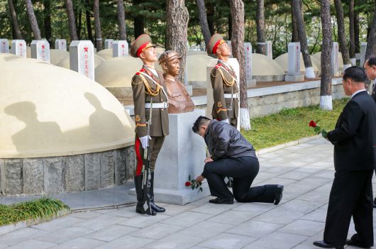 북한 노동당 기관지 노동신문은 25일 "김정은 동지가 중국인민지원군 조선전선(6·25전쟁) 참전 75돌 즈음해 지난 24일 평안남도 회창군에 있는 중국인민지원군 열사릉원을 찾으시고 열사들에게 숭고한 경의를 표했다"라고 보도했다. 노동신문=뉴스1