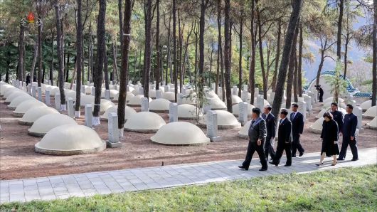 김정은 북한 국무위원장이 중국군의 6·25전쟁 참전 75주년 기념일(10월 25일)을 맞아 지난 24일 평안남도 회창군에 있는 중국인민지원군 열사릉원을 찾아 열사들에게 숭고한 경의를 표했다고 조선중앙TV가 25일 보도했다. 조용원·박정천·김덕훈 당 중앙위원회 비서와 최선희 외무상이 동행했다. 조선중앙TV=연합뉴스