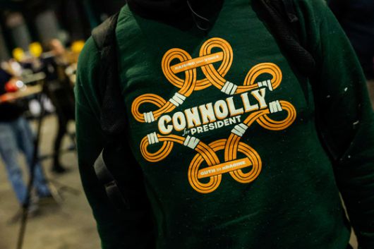 25일 아일랜드 더블린의 아일랜드 대통령 선거 개표 센터에서 한 사람이 무소속 대선 후보 캐서린 코놀리를 지지하는 메시지가 담긴 스웨트셔츠를 입고 있다. 로이터=연합뉴스