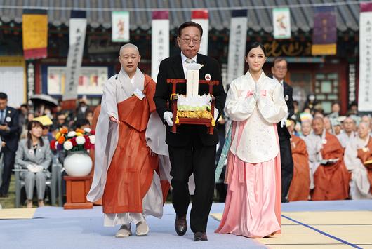 김진 광복회 부회장이 독립유공자 33인의 위패를 봉안하고 있다. 김경록 기자