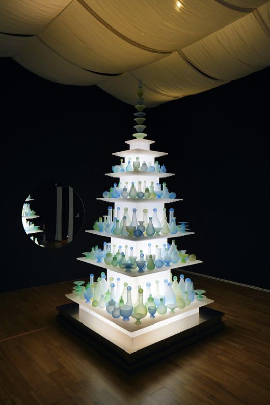 탑 위에 250개의 유리병을 쌓은 박선민의 '시간의 연결성'. 사진 예술경영지원센터