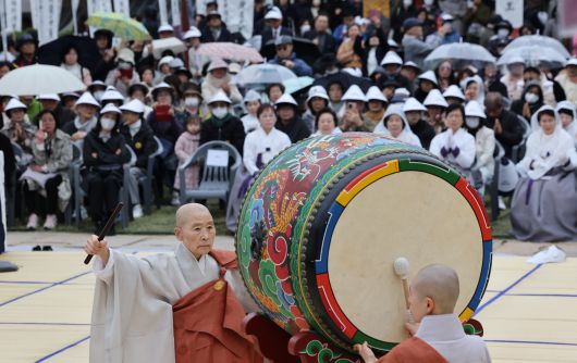 26일 서울 은평구 진관사에서 국가무형문화재 제126호 국행수륙재(國行水陸齋)가 봉행되고 있다. 연합뉴스