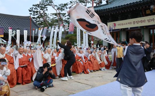 25일 대웅전 야단법석에서 한 어린이가 진관사 태극기를 흔들자 참석자들이 "대한민국 만세" 삼창을 외치고 있다. 김경록 기자