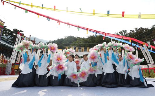25일 코끼리 유치원생들이 꽃춤을 추고 있다. 김경록 기자