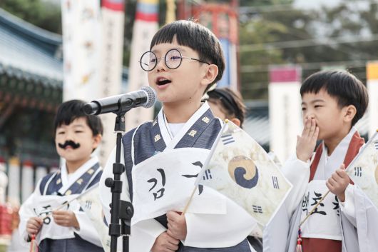 25일 코끼리 유치원생들이 기념공연을 하고 있다. 김경록 기자
