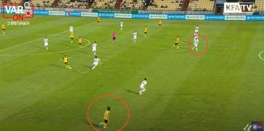 지난 8월10일 K리그2 전남-천안전 오심 장면. VAR 화면을 통해 천안 최종 수비수(동그라미 속 흰 유니폼) 위치를 확인하고도 심판진은 오프사이드 판정과 함께 전남의 골을 취소했다. [사진 KFA TV 캡처]