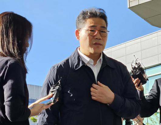 백해룡 경정이 16일 서울동부지검 '세관 마약수사 외압 의혹' 합동수사팀에 첫 출근하며 취재진 질문에 답하고 있다. 연합뉴스