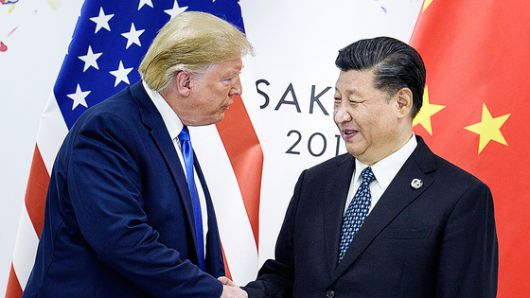 도널드 트럼프 미국 대통령과 시진핑 중국 국가주석이 지난 2019년 일본 오사카 G20 정상회의에서 악수하고 있다. 트럼프 대통령은 오는 30일 한국에서 열리는 아시아태평양경제협력체(APEC) 정상회의에서 시 주석과 회담을 가질 예정이라고 17일(현지시간) 밝혔다. AFP=연합뉴스