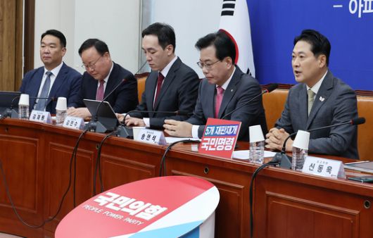 이날 장동혁 국민의힘 대표(오른쪽)가 최고위원회의에서 발언하고 있다. 임현동 기자