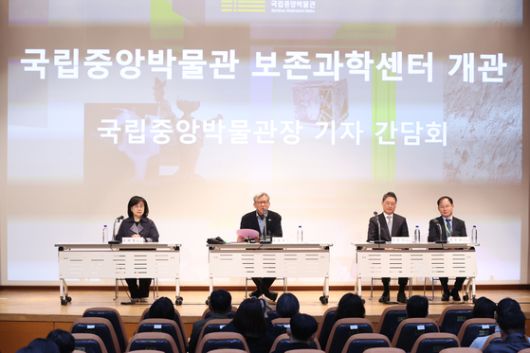 유홍준(왼쪽에서 둘째) 국립중앙박물관 관장이 28일 서울 용산구 국립중앙박물관에서 기자간담회를 하고 있다. 연합뉴스,