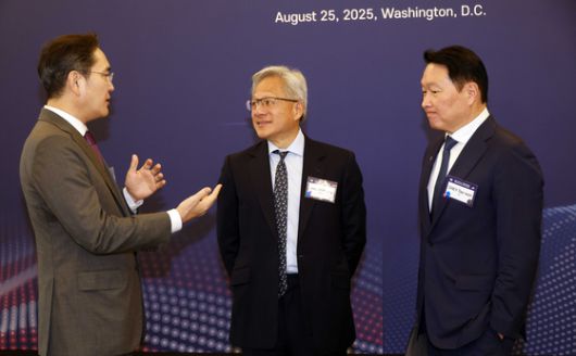 이재용 삼성전자 회장, 최태원 SK그룹 회장, 젠슨황 엔비디아 CEO가 지난 8월 25일(현지시간) 미국 워싱턴DC 윌라드 호텔에서 열린 한미 비즈니스 라운드 테이블에서 대화하고 있다. 대통령실사진기자단