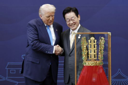 이재명 대통령이 29일 경북 경주박물관에서 열린 한미 공식 환영식에서 도널드 트럼프 미국 대통령에게 무궁화 대훈장 수여와 천마총 금관 모형을 선물하고 있다. 사진 대통령실 제공