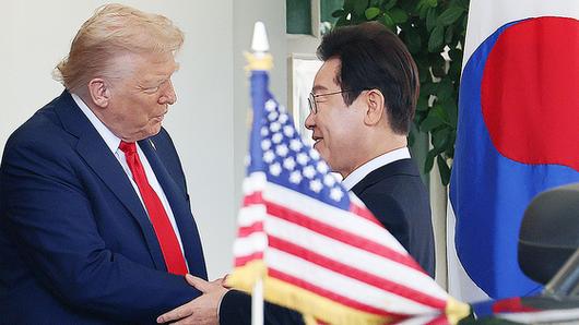 이재명 대통령이 지난 8월 25일(현지시간) 미국 워싱턴 DC 백악관에서 영접나온 도널드 트럼프 미국 대통령과 악수하고 있다. 연합뉴스