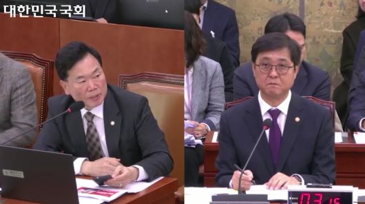 최휘영(왼쪽) 문체부 장관이 김승수 의원으로부터 K리그 오심 관련한 질의를 듣고 있다.