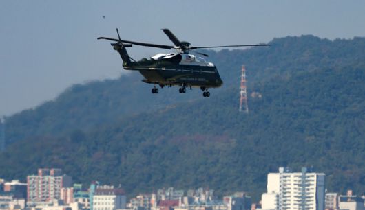 경주 APEC을 계기로 국빈 방한한 도널드 트럼프 미국 대통령이 탑승한 전용헬기 마린원이 29일 부산 김해국제공항에서 경주를 향해 날아가고 있다. 연합뉴스