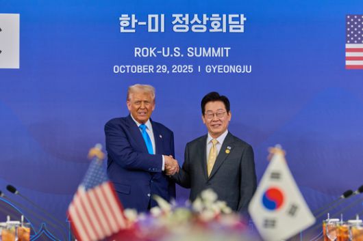 이재명 대통령이 29일 경북 경주국립박물관에서 열린 한미 정상회담 확대오찬회담에 트럼프 미국 대통령과 대화를 하고 있다.[사진 대통령실]