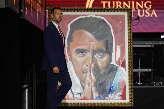 미국의 보수 논평가 잭 포소비엑가 지난달 21일(현지시간) 미국 애리조나주 글렌데일의 스테이트 팜 스타디움에서 열린 찰리 커크 추모식에서 연설하기 위해 무대에 오르고 있다. AP=연합뉴스