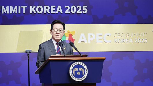 29일 경북 경주예술의전당에서 열린 'APEC CEO(최고경영자) 서밋'에서 참석자들이 박수로 이재명 대통령을 맞이하고 있다.   앞줄 왼쪽부터 이형희 SK수펙스 위원장, 정용진 신세계그룹 회장, 정기선 HD현대 회장, 신동빈 롯데그룹 회장, 정의선 현대차그룹 회장, 최태원 대한상공회의소 회장 겸 SK그룹 회장, 이재용 삼성전자 회장, 구광모 LG그룹 회장, 장인화 포스코홀딩스 회장, 허태수 GS그룹 회장. 연합뉴스.
