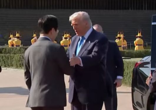 이재명 대통령이 29일 정상회담을 위해 국립경주박물관에 도착한 도널드 트럼프 대통령과 인사 나누고 있다. 사진 YTN 캡처