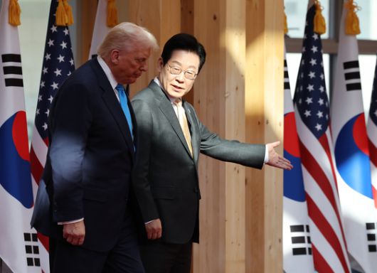 이재명 대통령은 29일 한국을 국빈 방문한 도널드 트럼프 미국 대통령에게 최고 훈장을 수여하고 금관 모형도 선물했다.   이 대통령은 최고 수준의 격식을 갖춘 세심한 응대를 선보이며 트럼프 대통령과의 관계 및 한미동맹 강화에 대한 정부의 의지를 보여줬다. 연합뉴스