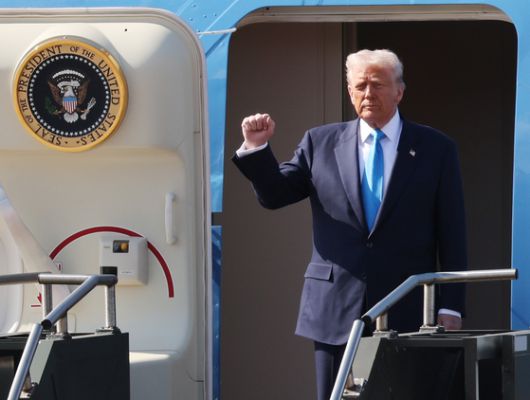 경주 아시아태평양경제협력체(APEC) 정상회의를 계기로 국빈 방한하는 도널드 트럼프 미국 대통령이 29일 부산 김해국제공항에 도착해 김태진 외교부 의전장과 악수하고 있다. 김 의전장 왼쪽에 조현 외교부 장관이 서 있다. 연합뉴스