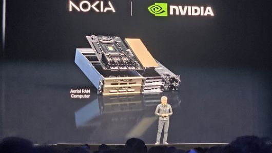 젠슨 황 엔비디아 최고경영자(CEO)가 28일(현지시간) 미국 워싱턴 DC 월터 E 컨벤션센터에서 개최한 기술 컨퍼런스 ‘GTC 2025’에서 기조연설을 하고 있다. 워싱턴=김형구 특파원