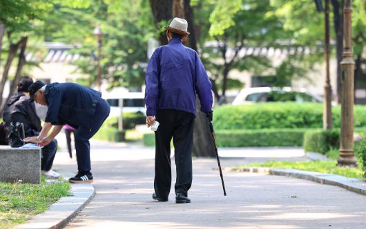 서울 종로구 탑골공원에서 한 노인이 지팡이를 짚고 이동하고 있다. 뉴스1