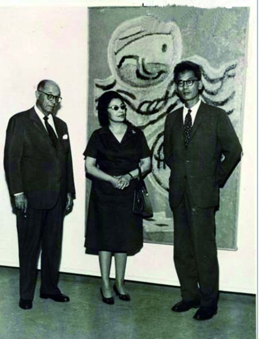 1963년 상파울루 비엔날레에서 김환기(오른쪽)가 자신의 출품작 ‘구름과 달’ 앞에 비엔날레 설립자 치칠로 마타라조(맨 왼쪽)와 함께 섰다. 이후 그의 화폭에서는 형상이 사라져간다. [사진 (재)환기재단·환기미술관]