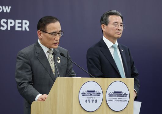 위성락 대통령실 국가안보실장(왼쪽)이 지난 29일 경북 경주 APEC 국제미디어센터에서 한미 정상회담 관련 브리핑을 하고 있다. 오른쪽은 김용범 정책실장. 대통령실사진기자단